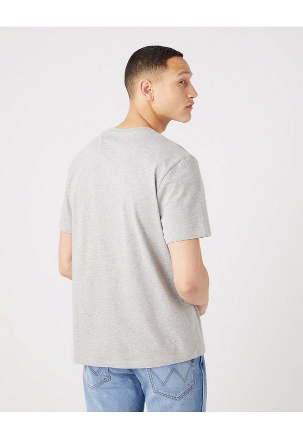 Wrangler - WRANGLER FRAME LOGO TEE MĘSKI T-SHIRT KOSZULKA NADRUK MID GREY W70JD3X37 112320767. Okazja: na co dzień. Materiał: jeans, skóra, tkanina, wiskoza, bawełna, materiał. Wzór: nadruk. Sezon: lato. Styl: sportowy, klasyczny, elegancki, casual