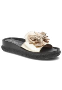 Klapki damskie S.Barski, cholewka ze skóry naturalnej licowej wsuwany fason szeroki pasek z przodu ozdobna kokarda, złote, KV61-6061. Kolor: złoty. Materiał: skóra #1