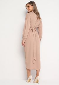 Born2be - Ciemnobeżowa Sukienka Koszulowa z Wiązanym Paskiem i Marszczeniem Hinula. Kolor: beżowy. Materiał: materiał, tkanina. Wzór: gładki, jednolity. Typ sukienki: koszulowe. Styl: elegancki. Długość: midi #4