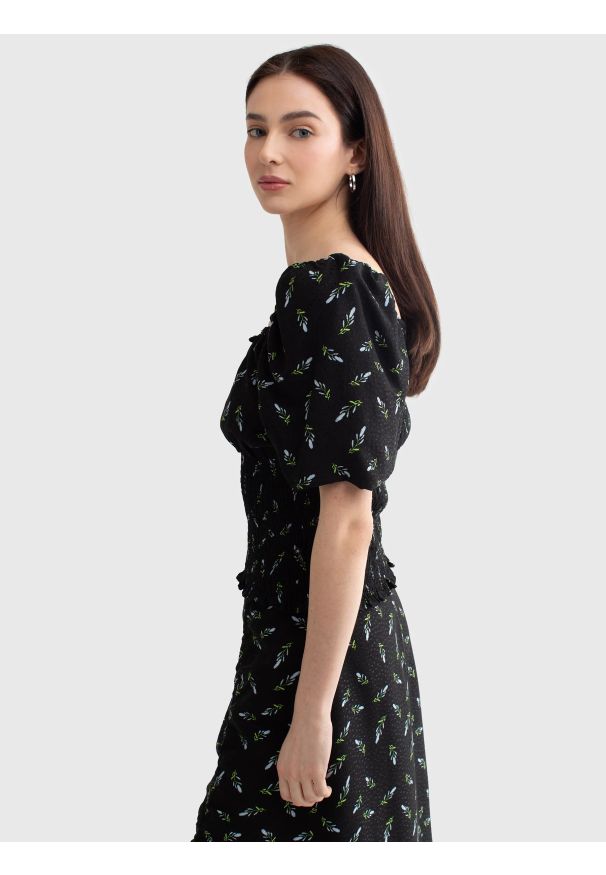 Big-Star - Bluzka damska z wiskozy z bufiastymi rękawami czarna Onega 906. Okazja: na co dzień. Kolor: czarny. Materiał: wiskoza. Długość rękawa: krótki rękaw. Długość: krótkie. Wzór: aplikacja, kwiaty. Sezon: lato. Styl: boho, casual