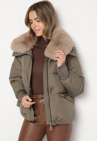Born2be - Ciemnozielona Pikowana Kurtka z Futrzanym Kołnierzem z Możliwością Odpięcia Malatila. Okazja: na spacer, do pracy. Kolor: zielony. Materiał: futro. Długość rękawa: długi rękaw. Długość: długie. Sezon: zima. Styl: elegancki, klasyczny #3