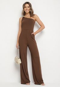 Born2be - Brązowy Asymetryczny Kombinezon na Jedno Ramię z Kieszeniami Efriele. Okazja: na randkę, na co dzień. Kolor: brązowy. Styl: casual #1