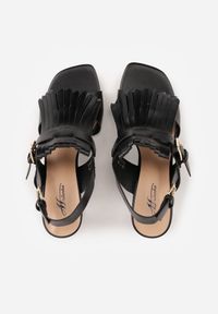 Renee - Czarne Sandały na Słupku z Frędzlami z Przodu Cahriana. Okazja: na co dzień. Kolor: czarny. Materiał: jeans. Obcas: na słupku. Styl: casual #8