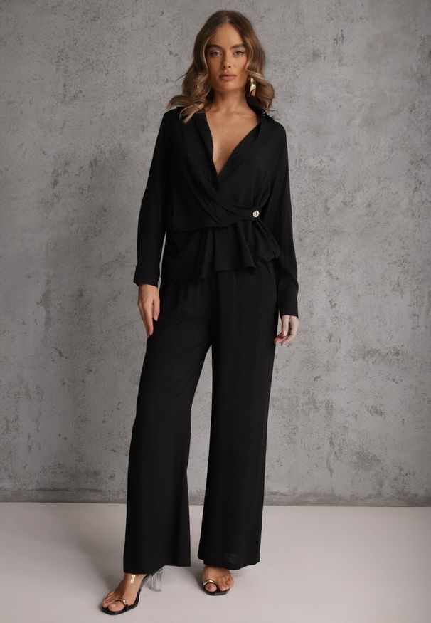 Renee - Czarny Komplet z Wiskozy Spodnie Szerokie i Koszula z Ozdobnym Materiałem Airial. Kolor: czarny. Materiał: wiskoza, materiał