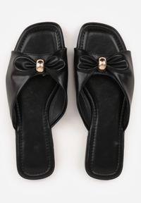 Renee - Czarne Klapki na Płaskiej Podeszwie Zdobione Metaliczną Aplikacją Winnessa. Okazja: na co dzień. Kolor: czarny. Materiał: jeans. Wzór: aplikacja. Obcas: na płaskiej podeszwie. Styl: casual #8