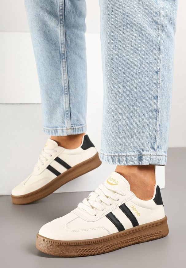 Renee - Beżowo-Czarne Sneakersy Sportowe z Ozdobnymi Paskami i Przeszyciami Wenilan. Okazja: na co dzień. Zapięcie: pasek. Kolor: beżowy. Materiał: jeans. Wzór: paski. Obcas: na płaskiej podeszwie