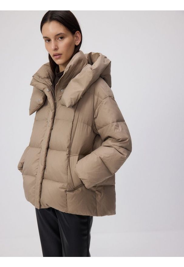 Reserved - Puchowa kurtka oversize - beżowy. Kolor: beżowy. Materiał: puch