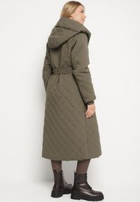 Born2be - Ciemnobeżowa Pikowana Kurtka Przejściowa z Kapturem i Wiązanym Paskiem Vonella. Okazja: do pracy, na spacer, na co dzień, na spotkanie biznesowe. Typ kołnierza: kaptur. Kolekcja: plus size. Kolor: beżowy. Materiał: jeans. Styl: klasyczny, casual, elegancki, biznesowy #7