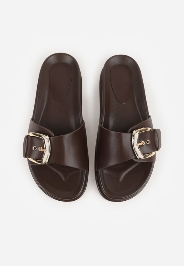 Born2be - Ciemnobrązowe Klapki na Grubej Podeszwie Ozdobione Metaliczną Klamrą Lorefer. Okazja: na co dzień. Kolor: brązowy. Wzór: aplikacja. Styl: casual, elegancki