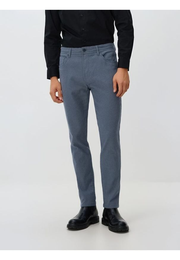 Reserved - Bawełniane spodnie slim fit - granatowy. Kolor: niebieski. Materiał: bawełna