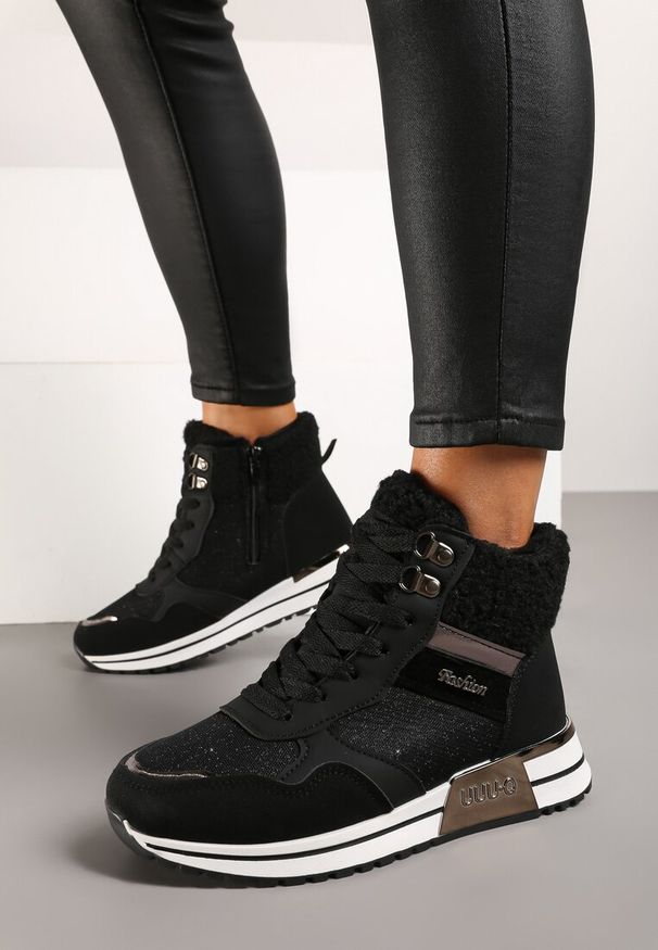Renee - Czarne Sneakersy Zdobione Metaliczną Aplikacją Brokatem i Futrem Saliriel. Okazja: na spacer, na co dzień. Kolor: czarny. Materiał: futro. Szerokość cholewki: normalna. Wzór: aplikacja. Obcas: na obcasie. Wysokość obcasa: niski. Sport: turystyka piesza