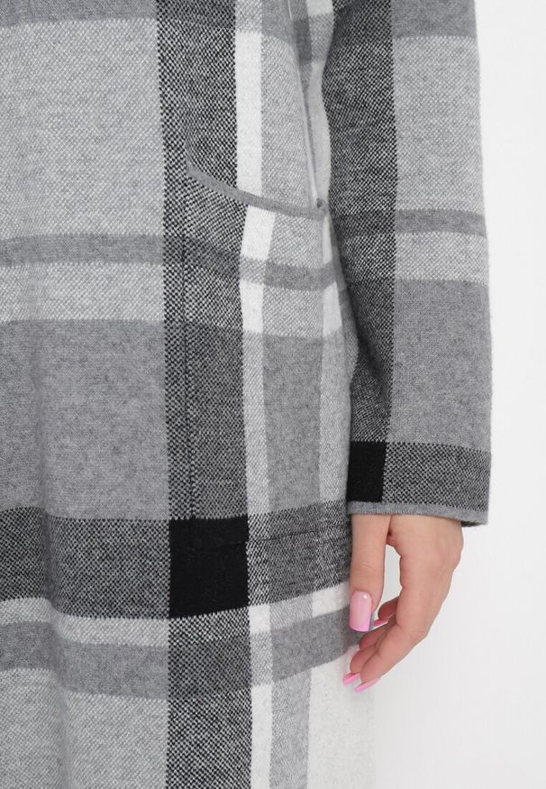 Born2be - Szara Sukienka Midi Sweterkowa w Szeroką Kratę Firmia. Kolekcja: plus size. Kolor: szary. Materiał: bawełna, wiskoza. Typ sukienki: dla puszystych, oversize. Styl: elegancki, klasyczny. Długość: midi