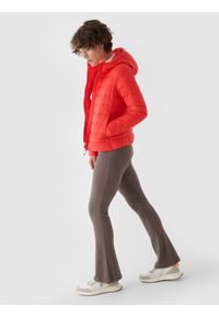4f - 4F Kurtka puchowa z wypełnieniem z recyklingu damska - koralowa XL. Okazja: na co dzień. Typ kołnierza: kaptur, kołnierzyk stójkowy. Kolor: czerwony. Materiał: puch. Długość: długie. Styl: klasyczny, casual, sportowy #2