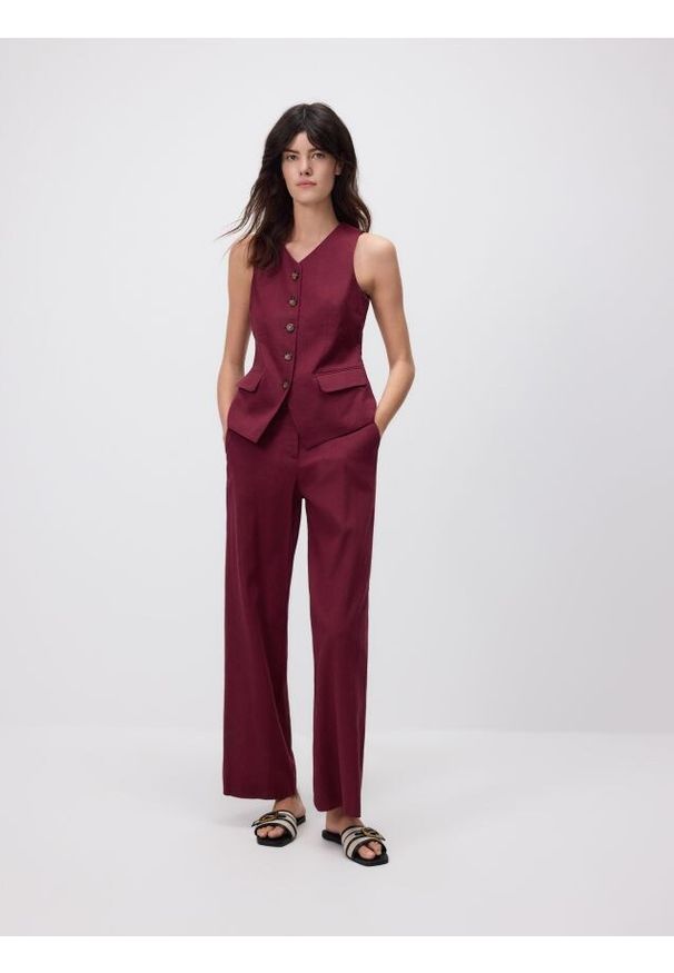 Reserved - Taliowana kamizelka z lnem - burgundowy. Kolor: czerwony. Materiał: len