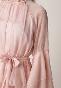 Born2be - Różowa Sukienka z Eterycznymi Falbanami i Wiązanym Paskiem Rivaniah. Okazja: na ślub cywilny, na wesele. Kolor: różowy. Styl: elegancki #6