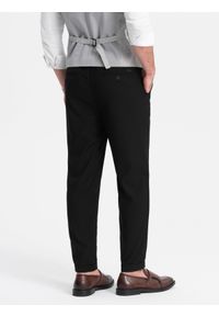 Ombre Clothing - Męskie spodnie chino REGULAR FIT z gumką w pasie – czarne V4. Okazja: na co dzień. Kolor: czarny. Materiał: guma, wiskoza, tkanina, poliester, materiał, bawełna. Styl: casual, elegancki #3