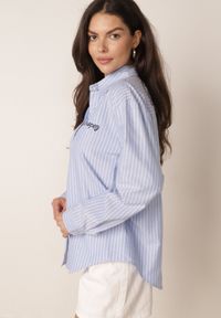 Born2be - Niebieska Koszula z Bawełną w Paseczki z Wyhaftowanym Napisem Eloreia. Okazja: na co dzień. Kolor: niebieski. Materiał: bawełna. Długość: długie. Wzór: napisy. Styl: casual, klasyczny #3