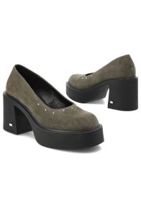 Zielone Półbuty Karino Eleganckie Obuwie Damskie. Okazja: na co dzień. Kolor: zielony. Materiał: welur. Szerokość cholewki: normalna. Wzór: aplikacja. Obcas: na obcasie. Styl: elegancki. Wysokość obcasa: średni #6