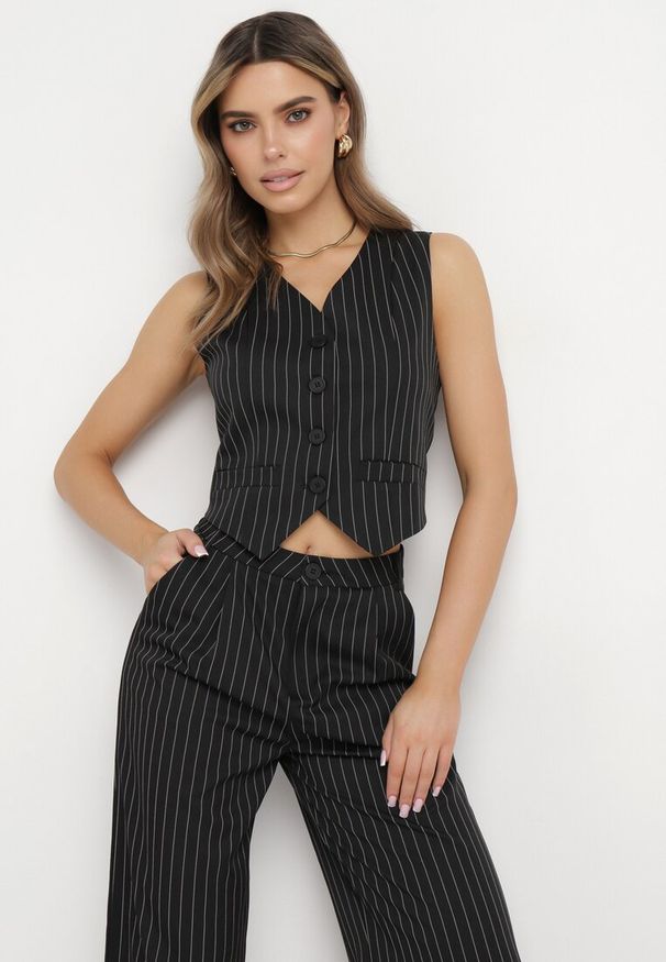 Born2be - Czarny Komplet Garniturowy w Cienkie Paski Kamizelka i Szerokie Spodnie Alveria. Kolor: czarny. Wzór: paski