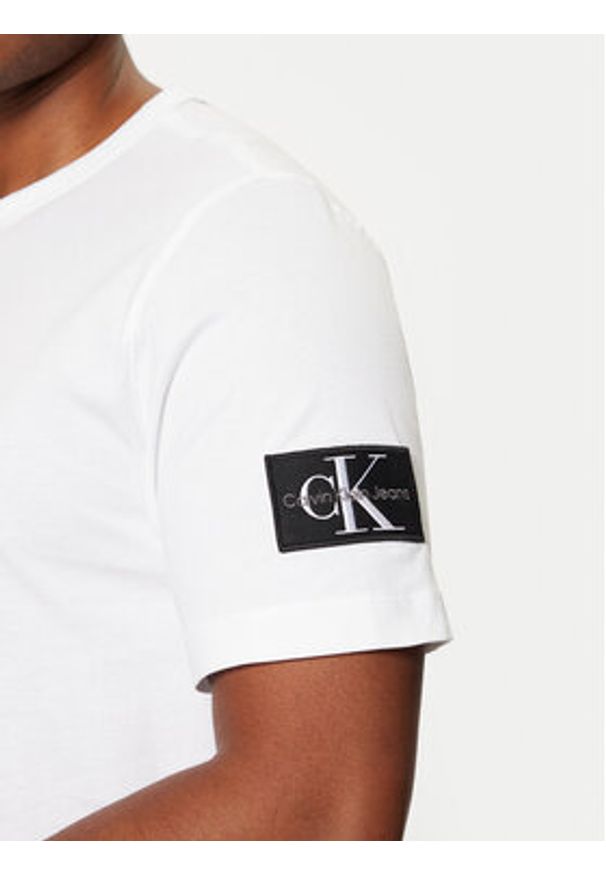 Calvin Klein Jeans T-Shirt J30J323484 Biały Regular Fit. Kolor: biały. Materiał: bawełna
