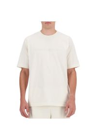 Koszulka New Balance MT41559LIN - biała. Kolor: biały. Materiał: bawełna. Długość rękawa: krótki rękaw. Długość: krótkie. Wzór: napisy