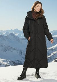 Born2be - Czarna Pikowana Kurtka o Długim Pudełkowym Kroju z Kapturem i Kieszeniami Attesina. Okazja: na co dzień. Typ kołnierza: kaptur. Kolor: czarny. Materiał: wełna, jeans. Długość: długie. Sezon: zima. Styl: klasyczny, casual, elegancki #1