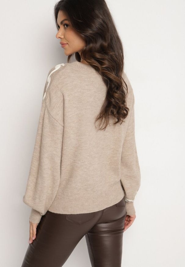 Born2be - Beżowy Sweter z Wiskozą Ozdobiony Haftem Senorwen. Okazja: na co dzień. Kolor: beżowy. Materiał: wiskoza. Wzór: aplikacja, haft. Styl: sportowy, klasyczny, elegancki, casual