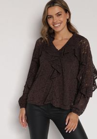 Born2be - Brązowa Bluzka z Koronki Ozdobiona Falbankami Sewola. Typ kołnierza: kołnierz z falbankami. Kolor: brązowy. Materiał: koronka. Wzór: koronka, aplikacja. Styl: elegancki #4