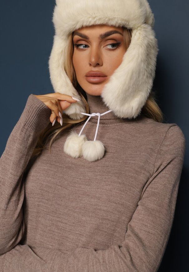 Renee - Beżowy Klasyczny Golf ze Ściągaczami przy Rękawach Felinia. Typ kołnierza: golf. Kolor: beżowy. Materiał: jeans. Długość rękawa: długi rękaw. Długość: długie. Wzór: bez wzorów, aplikacja. Styl: klasyczny