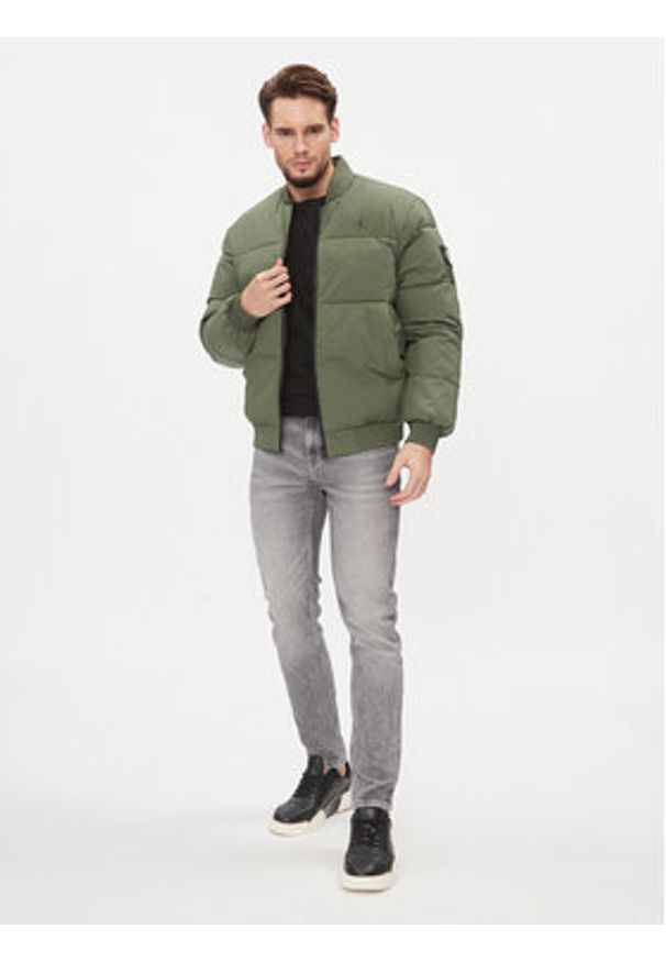 Calvin Klein Jeans Kurtka przejściowa J30J324072 Zielony Regular Fit. Kolor: zielony. Materiał: syntetyk