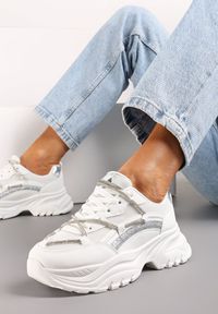 Born2be - Białe Sneakersy na Platformie z Brokatem i Cyrkoniami Ebavia. Kolor: biały. Wzór: aplikacja. Obcas: na platformie #1
