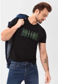 Volcano - T-shirt z nadrukiem T-FLUX. Okazja: na co dzień. Materiał: jeans, włókno, dresówka, bawełna, materiał. Długość rękawa: krótki rękaw. Długość: krótkie. Wzór: nadruk. Styl: klasyczny, casual