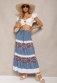 Renee - Biało-Niebieska Bawełniana Spódnica High Waist z Gumką w Talii i Ozdobną Koronką Tesaquin. Stan: podwyższony. Kolor: biały. Materiał: bawełna, koronka. Wzór: koronka. Sezon: lato #3