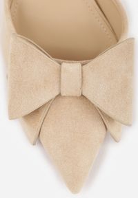 Renee - Beżowe Szpilki z Imitacji Zamszu z Paskiem na Piętę i Ozdobną Kokardą Themigeia. Nosek buta: otwarty. Zapięcie: pasek. Kolor: beżowy. Materiał: zamsz. Wzór: aplikacja. Sezon: lato. Obcas: na szpilce. Wysokość obcasa: średni #2