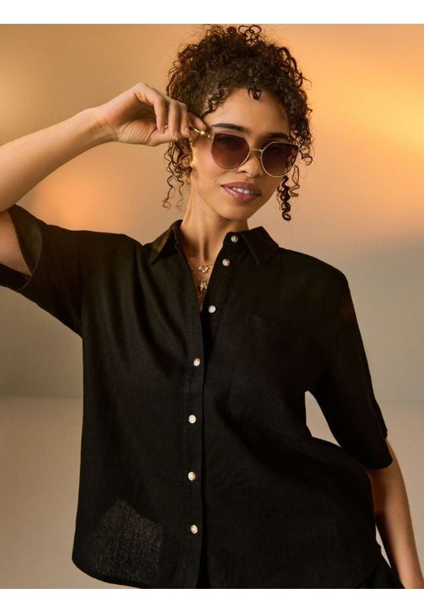 Sinsay - Wiskozowa koszula z krótkim rękawem z domieszką lnu - czarny. Kolor: czarny. Materiał: wiskoza, len. Długość rękawa: krótki rękaw. Długość: krótkie