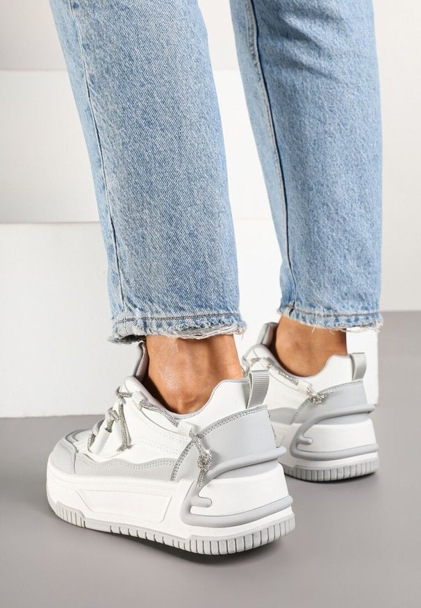 Renee - Biało-Szare Sneakersy na Platformie z Paskiem z Cyrkonii Aneolin. Okazja: na co dzień. Zapięcie: pasek. Kolor: biały. Materiał: jedwab. Wzór: aplikacja. Obcas: na platformie