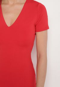 Born2be - Czerwona Sukienka Dopasowana Bodycon z Dekoltem w Serek Efricene. Okazja: na co dzień. Typ kołnierza: dekolt w serek. Kolor: czerwony. Materiał: jeans. Długość rękawa: krótki rękaw. Typ sukienki: bodycon. Styl: klasyczny, casual #4