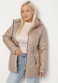 Born2be - Beżowa Pikowana Kurtka z Kapturem w Klasycznym Stylu Mallissa. Okazja: na spacer. Typ kołnierza: kaptur. Kolekcja: plus size. Kolor: beżowy. Materiał: jeans. Wzór: aplikacja. Styl: klasyczny #4