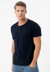 Volcano - T-shirt z rozpinanym dekoltem TM-HUBRIS. Kolekcja: plus size. Materiał: bawełna, materiał. Długość rękawa: krótki rękaw. Długość: krótkie. Wzór: aplikacja. Styl: klasyczny #1