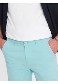 Ombre Clothing - Męskie szorty chinosy z kontrastowym podwinięciem – turkusowe V4 - Rozmiar: M. Okazja: na imprezę, do pracy, na co dzień. Kolor: turkusowy. Materiał: tkanina, elastan, bawełna. Długość: krótkie. Wzór: kolorowy. Sezon: lato. Styl: wakacyjny, casual #7