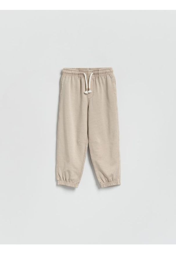 Reserved - Dresowe spodnie z efektem sprania - beżowy. Kolor: beżowy. Materiał: dresówka