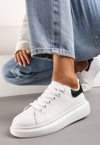 Born2be - Biało-Czarne Sneakersy z Ozdobnym Zapiętkiem i Platformą Britma. Nosek buta: okrągły. Zapięcie: sznurówki. Kolor: biały. Materiał: materiał. Obcas: na platformie. Wysokość obcasa: niski #1