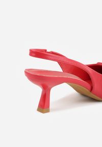 Renee - Czerwone Czółenka Sandały Vices na Kaczuszce Typu Slingback Ozdobione Metaliczną Aplikacją Lilarunea. Okazja: na co dzień. Kolor: czerwony. Materiał: jeans. Wzór: aplikacja. Sezon: lato. Obcas: na szpilce. Styl: elegancki, casual #6