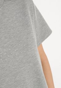 Born2be - Szary T-shirt z Wiskozą Ozdobiony Cyrkoniami Hirritia. Okazja: na co dzień. Kolor: szary. Materiał: wiskoza. Wzór: aplikacja. Styl: klasyczny, casual #4