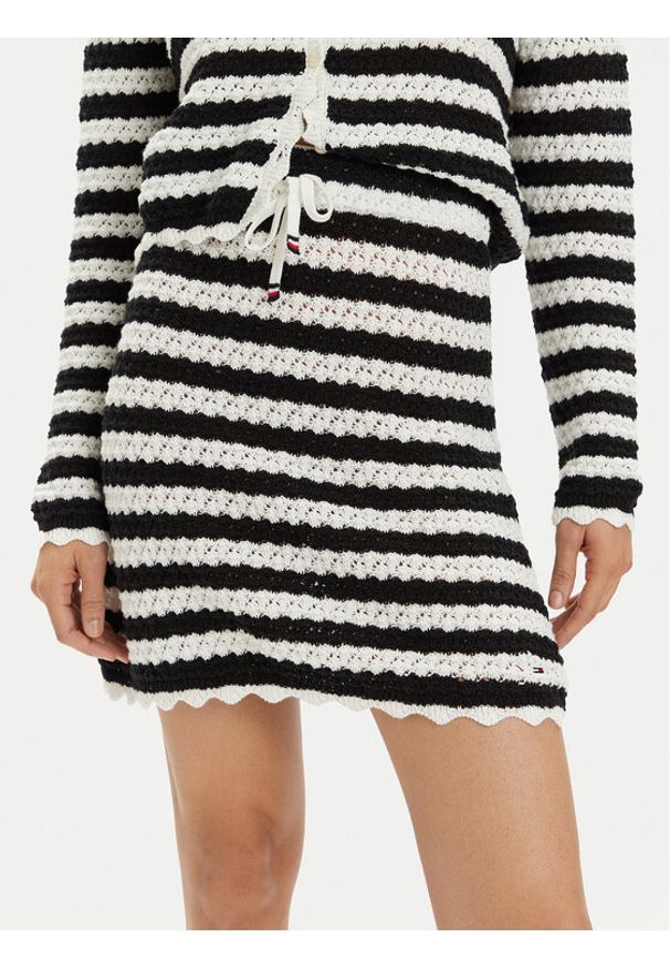 Tommy Jeans Spódnica ołówkowa DW0DW17961 Czarny Slim Fit. Kolor: czarny. Materiał: bawełna