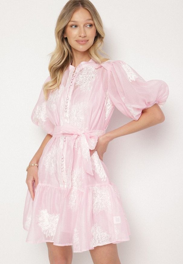 Born2be - Różowa Koszulowa Przezroczysta Sukienka z Bawełną Haftami i Paskiem Lirulira. Okazja: na co dzień. Kolor: różowy. Materiał: bawełna. Wzór: haft. Sezon: lato. Typ sukienki: koszulowe. Styl: casual, elegancki