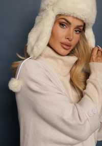 Renee - Jasnobeżowy Kardigan Bez Zapięć Ozdobiony Guzikami i Wsuwanymi Kieszeniami Asindra. Okazja: na co dzień. Kolor: beżowy. Materiał: jeans. Wzór: aplikacja. Styl: casual, elegancki