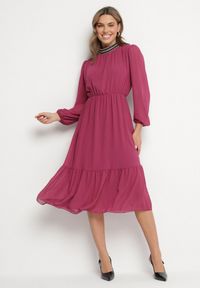 Born2be - Fioletowa Sukienka z Gumką w Talii Ozdobiona Aplikacjami przy Dekolcie Lilirae. Kolor: fioletowy. Wzór: aplikacja. Sezon: wiosna, lato. Styl: elegancki #7