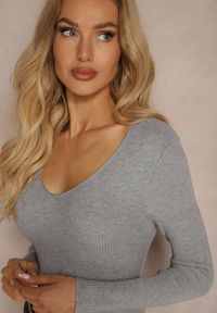 Renee - Szary Sweter o Klasycznym Fasonie w Drobne Prążki Vorida. Typ kołnierza: dekolt w łódkę. Kolor: szary. Materiał: jeans, tkanina. Wzór: prążki. Styl: klasyczny