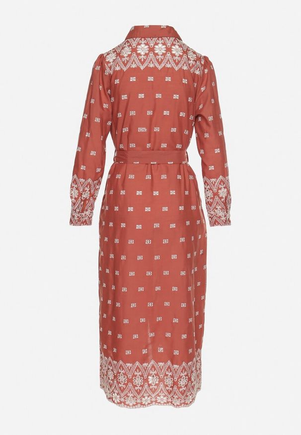 Born2be - Jasnobrązowa Sukienka o Koszulowym Kroju z Wiązanym Paskiem Ozdobiona Haftem Valentirae. Okazja: na co dzień. Kolor: brązowy. Materiał: bawełna. Wzór: aplikacja, haft. Typ sukienki: koszulowe. Styl: klasyczny, casual